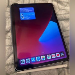 Apple 11 Inch iPad Pro (2nd
Generation) with Wi-Fi 128GB Silver
w/ Apple Pencil